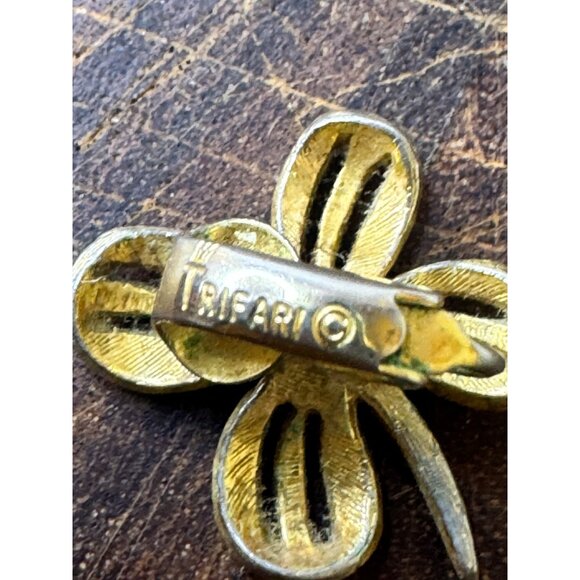 Vintage Crown Trifari Gold-Tone Flower Clip-On Earrings - Picture 5 of 5